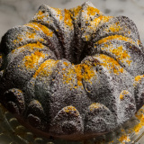 Gateau bund au chocolat saupoudré de sucre en poudre et de zest