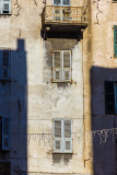 Maison d'Ajaccio aux volets fermés entre ombres et lumières. A