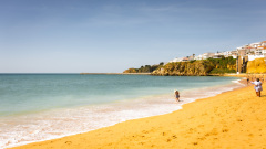 Femme trempant les peids sur la plage du Tunel à Albufeira au P