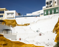 Escaliers blancs menant à la plage du Tunel à Albufeira au Por