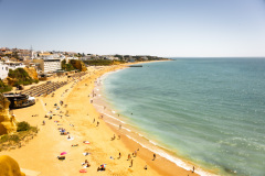 Vue aérienne de la plage du tunel à Albufeira au Portugal.