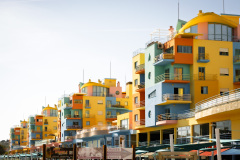 Habitations colorées à la marina d'Albufeira.