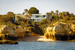 Une villa et sa plage privée apperçue lors d'une excursion en