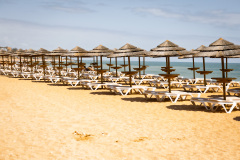 Transats et parasols sur la plage du tunel à Albufeira au Portu