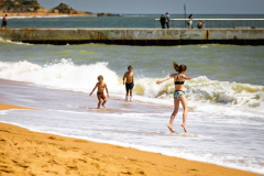 Jeune fille sautant sur la Plage des pêcheurs. Albufeira, Portu