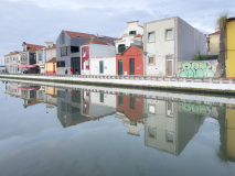 Réflection dans l'eau du canal de la Cais dos Botirões, Aveiro