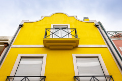 Un mur jaune, une couleur courrante des maisons au Portugal.