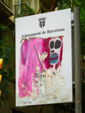 Affiche de la mairie de Barcelone couverte de graffitis. Barcelo