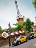 Taxis en attente devant le parc Güell, Barcelone, Espagne.