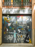 Porte couverte de graffitis, Barcelone, Espagne.