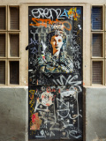 Murale représentant le buste d'une femme entouré de graffitis.