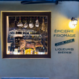 Vitrine d'une épicerie corse où l'on vend fromages, vins, biè
