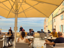 Clients attablés au bar d'une terrasse dans la citadelle de Bas