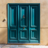 Portes vertes, mur d'ochre, Bastia, Corse, France.
