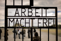 « le travail rend libre »