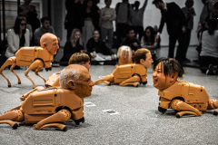 Regular Animals, des robots chiens articulés avec des têtes en
