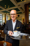 M. Francisco Marques, serveur de trente ans d'expérience au caf