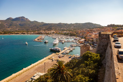 Vue sur la marina et la ville de Calvi, France