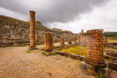 Reste des colones d'un ancien temple romain à Conimbriga, Portu