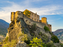 La citadelle de Corte vu en contre-plongée sous le soleil de la