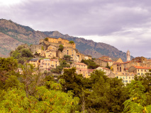 Vue en contre-plongée de la ville de Corte, Haute-Corse, France