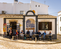 Habitants d'Estoi à la terrasse de la patisserie Sylvestre à E
