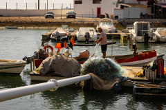 Pêcheur préparant ses filets.