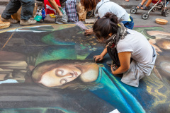 Deux jeunes femmes peignant une fresque dans une rue de Florence