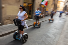 Touristes visitant Florence en Segway, Florence, Italie.