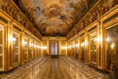 Salle de concert richement décoré à l'intérieur du palais Ri