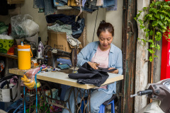 Une couturière dans une rue du vieux Hanoi. Vietnam du Nord.