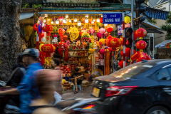 Marchand de lampes vu au travers du traffic dans une rue de la v
