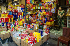 Marchande de biscuits et bonbons dans la vieille ville de Hanoi.