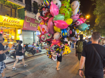 Vendeur ambulant de ballons dans la vieille ville de Hanoi, Viet