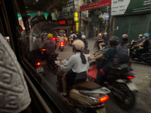 Traffic des motos le soir dans la ville de Hanoi. Vietnam du Nor