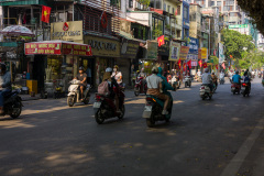 Motos circulant dans une rue de Hanoi. Vietnam du Nord.