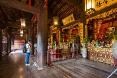 Jeune femme priant au temple de la litérature, Hanoi, Vietnam d