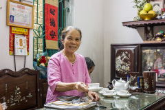 Mme Phan Thi Thuan, maitre artisan de la soie.nous offre le thé