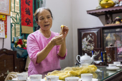 Mme Phan Thi Thuan, maitre artisan de la soie.explique le travai