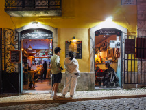 Touriste regardant le menu du restaurant Antonia Petiscos. Un ex
