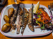 Un plat typique de sardines servi au restaurant Antonia Petiscos