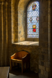 Chaise devant un vitrail de la chapelle Saint-Jean situé dans l