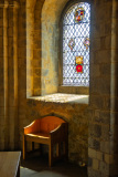 Chaise devant un vitrail de la chapelle Saint-Jean situé dans l