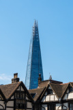 Une vue en contre plongée de l'édifice londonien The Shard tou