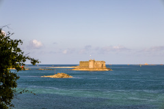 Château du Taureau, mposant château du XVIe siècle sur un min