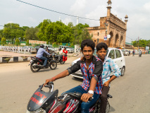 Deux jeunes indiens à moto près de Rumi Darwaza, Porte de vill