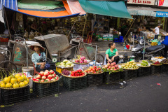 Vendeuses de fruits et de légumes dans une rue de Hanoi.