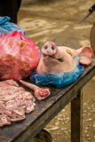 Tête et abats de cochon au marché public de Bao Lac, Vietnam d