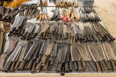 Étal de couteaux artisanaux au marché public de Bao Lac au Vie