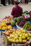 Étal de fruits au marché public de Bao Lac, Vietnam du Nord.